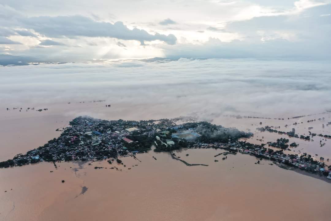 vanieluh's tweet photo. Cagayan and Isabela needs help Magat Dam breaching its spilling level of 193 meters. Umabot na daw po ng 193.02 meters and tuloy pa rin pagpapakawala ng water.

#RescueCagayan #RescueTuguegarao
#CagayanNeedsHelp #RescuePh
#UlyssesPH https://t.co/BBpF69mJUW