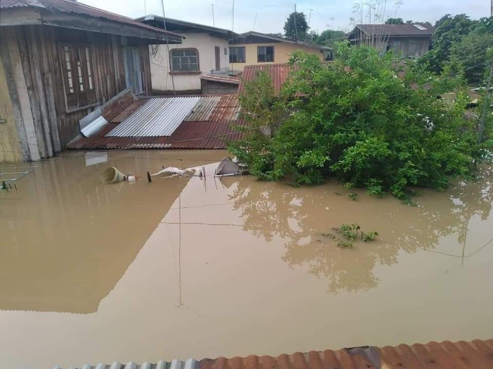 vanieluh's tweet photo. Cagayan and Isabela needs help Magat Dam breaching its spilling level of 193 meters. Umabot na daw po ng 193.02 meters and tuloy pa rin pagpapakawala ng water.

#RescueCagayan #RescueTuguegarao
#CagayanNeedsHelp #RescuePh
#UlyssesPH https://t.co/BBpF69mJUW