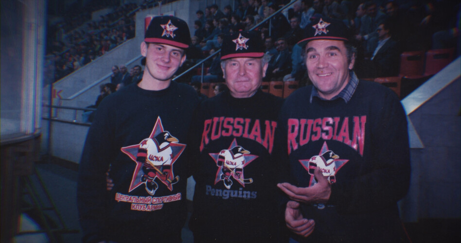 MovistarCine's tweet photo. ¿Sabes lo que te vas a encontrar en #RedPenguins? Un documental sobre el cambio del socialismo al capitalismo en Rusia y en el que no faltan mafiosos, oscuros clubes de 'striptease' y una sociedad que no da crédito con los cambios. 😅¡Del director de #RedArmy!
🎥#DocusEnMovistar https://t.co/94pIyAeUpS