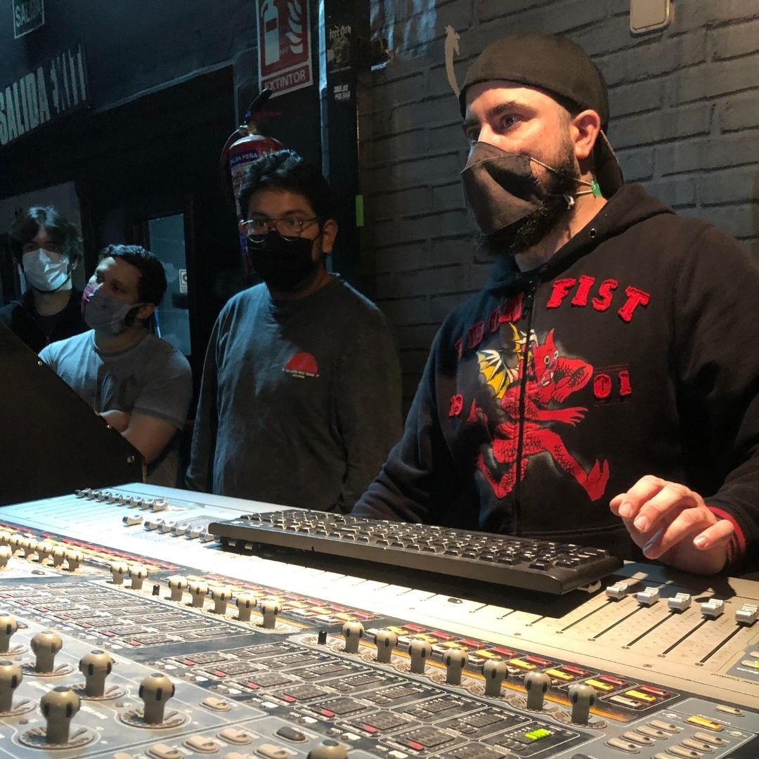 SAEspain's tweet photo. Estudiantes de Producción de Audio en #SAEbarcelona y #SAEmadrid, en clases de sonido directo en la @sala_salamandra y la @salacaracol  😊🎤

#StudentTakeOver #makemusichappen #salamandrasalamandra #salacaracol #livemusic #StudyAudio https://t.co/KRLUTGnT23