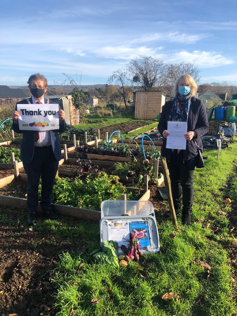 NCLBchelt's tweet photo. The @CheltenhamMayor met with allotment officer Fiona to thank allotment holders in #Cheltenham for their #Kindness and generosity over the recent months.
30+ bags of fruit n veg distributed to families in need across our town! #Holidayhunger #worldkindnessday2020 #GardeningGods https://t.co/sY6s93dasZ