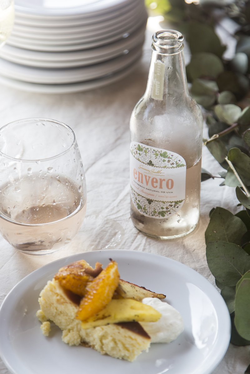 sbalbowines's tweet photo. Estuvimos presentes en la 1ra edición de 'Sabores de Estación', una experiencia que celebra el encuentro entre productores y cocineros.
Los invitados disfrutaron de un menú primaveral acompañado por #Envero, el refresco natural 0% alcohol de #SusanaBalboWines.
#VolverALoNatural https://t.co/MIfIfpt2T1