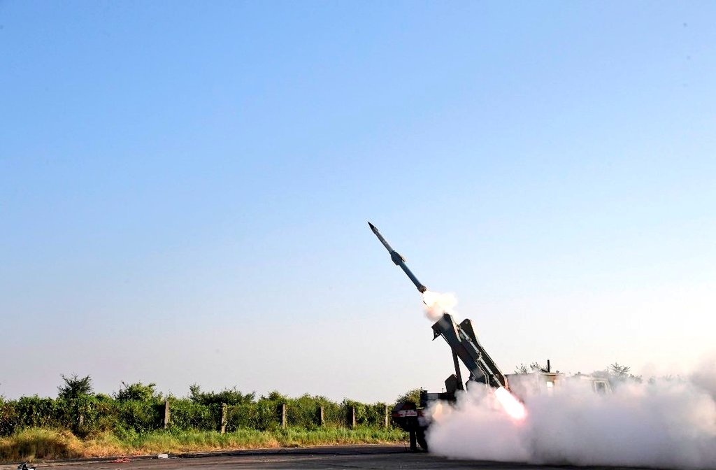 delhidefence's tweet image. NEWS: Indigenously-developed Quick Reaction Surface to Air Missile #QRSAM test fired earlier today from the Integrated Test Range, at Chandipur, off the Odisha coast.
A Banshee Pilotless Target Aircraft was neutralised at medium range.