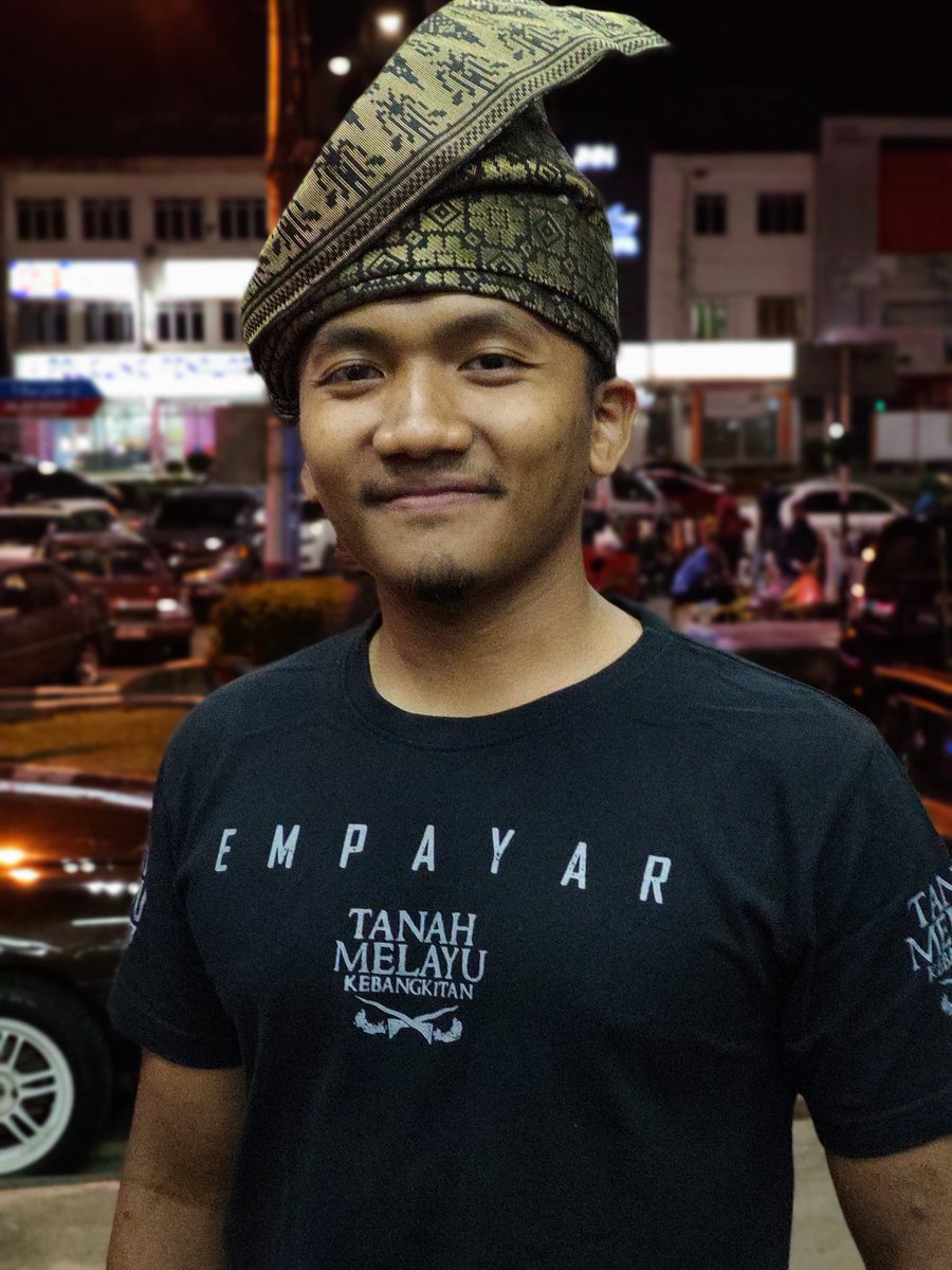 Pernah sekali, aku jaga kedai bundle ibu dengan pakaian sebegini. Tiba-tiba datang seorang pak cik berbangsa Cina."Berapa you beli...yang atas kepala tu?" Beliau bertanya sambil buat bahasa isyarat tangan di kepalanya."Oh. Tanjak ini ke uncle? Saya beli RM80."