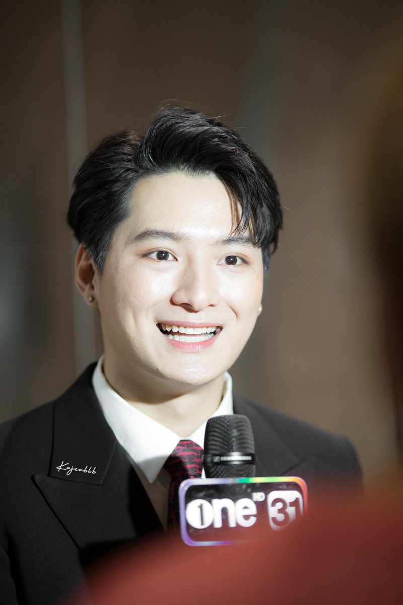 Kajeabbb's tweet photo. HQ #MyRhythmEvent #MyRhythm #KristPerawat 
@kristtps ตอนนี้ถือเป็นลูกคนใหม่ช่องวัน(เรียกเกลือว่าพ่อแล้ว 😂) นขเลยได้ตัวมาสัมไมค์เดี่ยวได้เจ้าแรก(และเจ้าเดียว) ช่วงก่อนเข้าโรง เกาะติดช่วงข่าวบันเทิงไว้ให้ดี ไม่รู้จะออกเมื่อไหร่ สปอยล์ไว้เยอะมาก https://t.co/4NK9eYjPuG