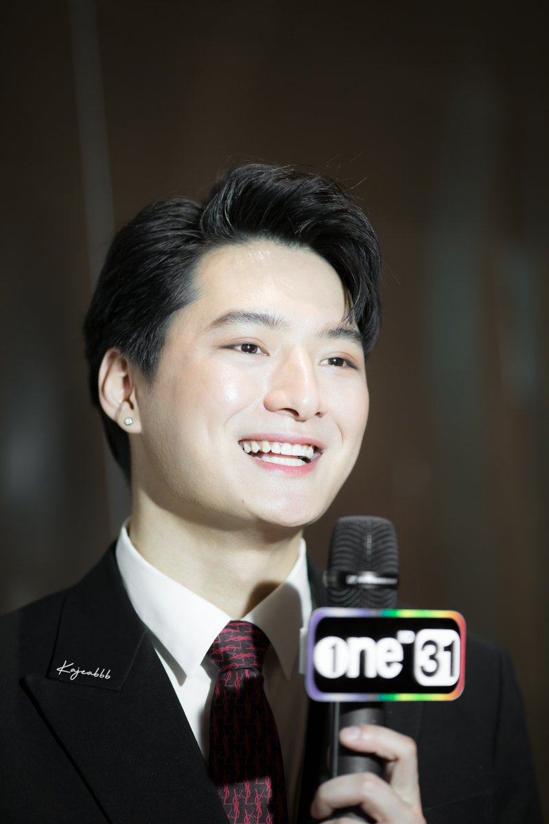 Kajeabbb's tweet photo. HQ #MyRhythmEvent #MyRhythm #KristPerawat 
@kristtps ตอนนี้ถือเป็นลูกคนใหม่ช่องวัน(เรียกเกลือว่าพ่อแล้ว 😂) นขเลยได้ตัวมาสัมไมค์เดี่ยวได้เจ้าแรก(และเจ้าเดียว) ช่วงก่อนเข้าโรง เกาะติดช่วงข่าวบันเทิงไว้ให้ดี ไม่รู้จะออกเมื่อไหร่ สปอยล์ไว้เยอะมาก https://t.co/4NK9eYjPuG