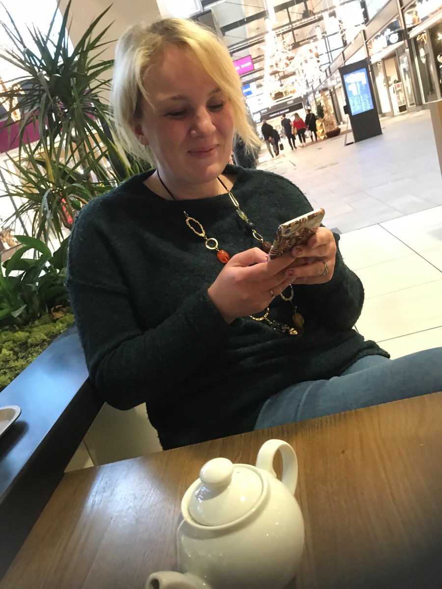 _SOHTIS's tweet photo. It's #WorldKindnessDay, today we're celebrating the amazing act of kindness by @LindaHoskinsArt who birthed our #stayseenproject. Over a cuppa we said thank you for raising over £3000! Thanks to all who have bought a painting. Hear Linda tell her story https://t.co/LwJYve0gEp https://t.co/2OuWHvLard