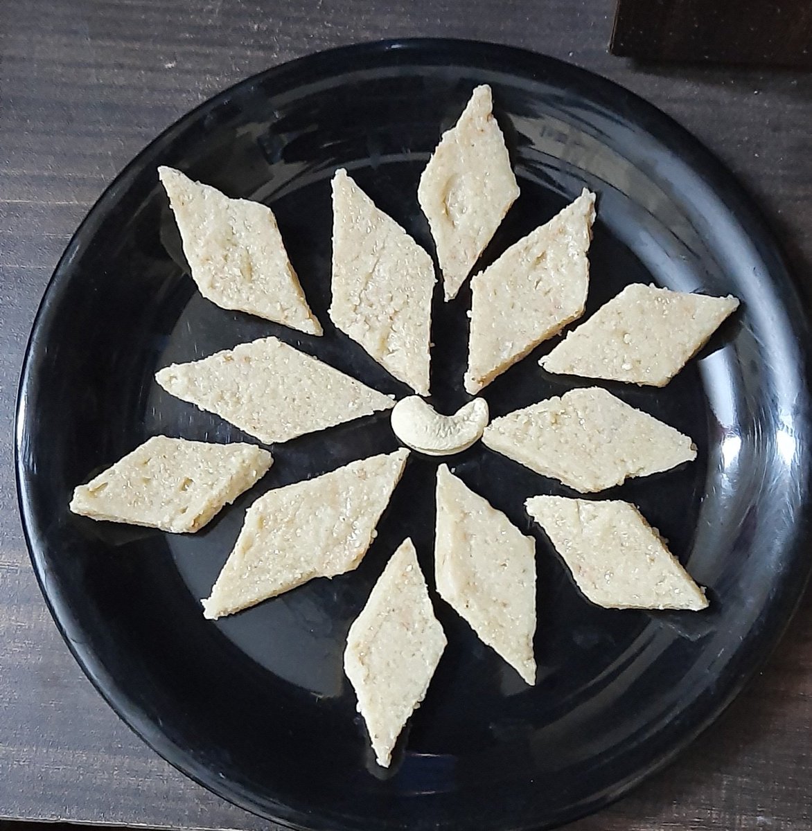 Tararararaaaaa's tweet photo. No fancy silver layer or perfect shape😌 but yumm yumm.
After cutting into shape, I ate almost all the extra uneven pieces left at all the corners😔 need to skip dinner to match for all these calories 🤭🤭 #Deepavali #deepavalisweets https://t.co/nhAmofdlit
