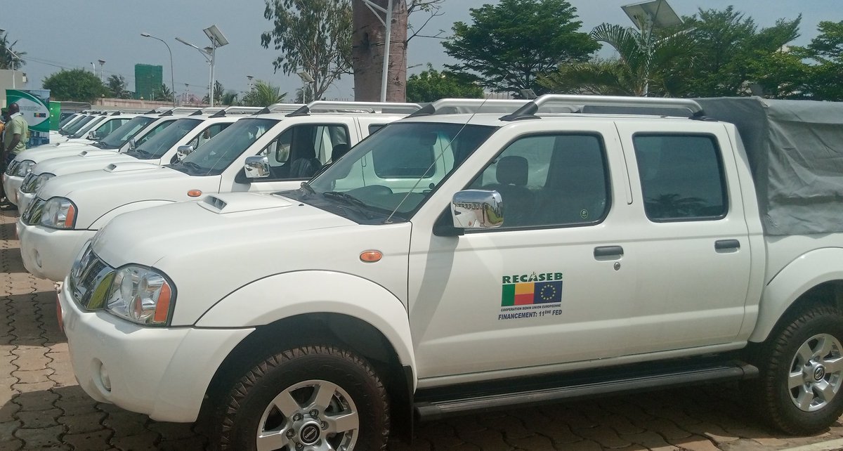 MediapartBenin's tweet photo. Remise ce vendredi 13 Novembre 2020 de certificat de donation et des clés de 54 Motos et de 10 Pick-up 4×4 aux bénéficiaires #UCPDER #ABERME, #ANM, #CONTRELEC, #DGEFC, #DGRE dans le cadre du programme de Renforcement des Capacités du Secteur de l'Energie au Bénin #RECASEB. https://t.co/QGPIvLan4r