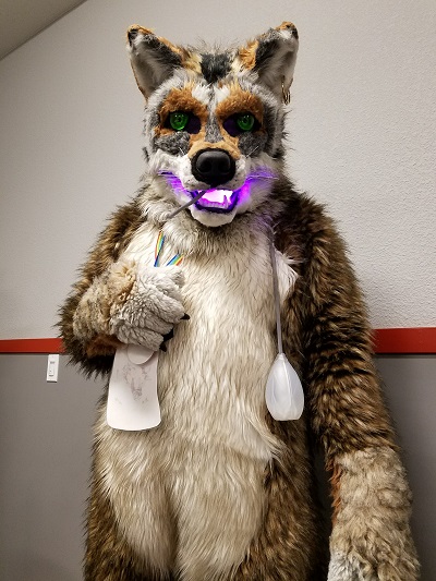 farley_redwolf's tweet photo. Yes, it's me with a pink #PodPoi stuffed in my muzzle.
#FursuitFriday https://t.co/w1Siy4XIhp