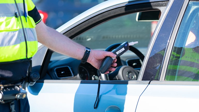 Man voor vierde keer zonder rijbewijs achter het stuur betrapt: Sommige mensen zijn erg hardleers; dat bleek ook afgelopen nacht op de Europaweg in Schoonebeek.