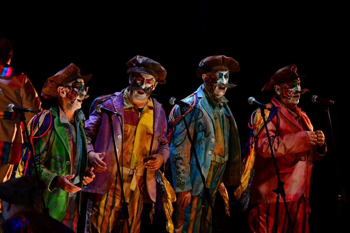 Finalizaron las 9 funciones de "El tren de los sueños 20 años" en el <a href="/AuditorioSodre/">auditoriosodre</a>
Estamos muy felices de haber  festejado junto a ustedes estos 40 años de <a href="/ContrafarsaOk/">Murga Contrafarsa</a>. Gracias Mariana, <a href="/lsupervielle/">luciano supervielle (hijo y nieto de inmigrantes)</a>, <a href="/doce12monos/">Freddy González</a>, <a href="/ale_balbis/">BALBIS</a> y Matías por estar! 📷 <a href="/pata_torres/">Patricia Torres</a>