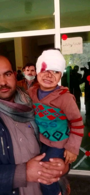 Jana_Shah's tweet photo. These civilians shelled by #IndianArmy in unprovoked ceasefire violation in #NeelumValley, #Leepa, #Samhani sectors in #AzadKashmir
India is even hitting health centers and schools using 120mm. @UN observers visited the shelled areas
@hrw
@amnesty
@OIC_OCI
@AJEnglish
@BBCWorld https://t.co/7SKnZ8C5xv