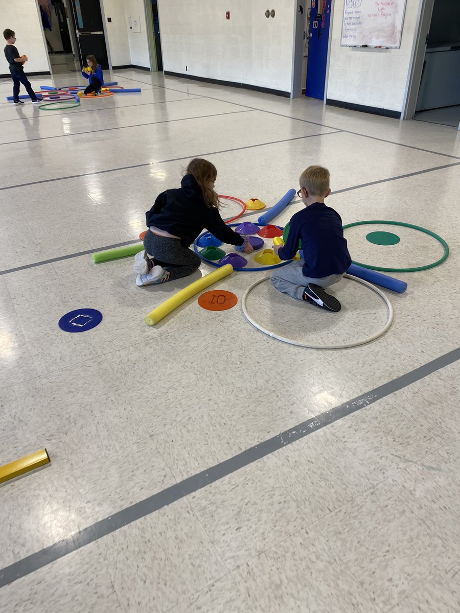 MsNugent3's tweet photo. FES students make PE Rangolis #happydiwali @FES_NB @ASDWLimelight #diversity #respect https://t.co/sLl1YBdbAt