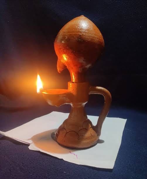 NITIAayog's tweet photo. Magical Lamp from #AspirationalDistrict Kondagaon, Chhattisgarh! 

National Award nominee Ashok Chakradhari has designed a special oil lamp that automatically refills oil and keeps the diya 🪔 burning for an entire day. 

A #MadeInIndia marvel! #Local4Diwali #AatmanirbharBharat https://t.co/v1veezg73N