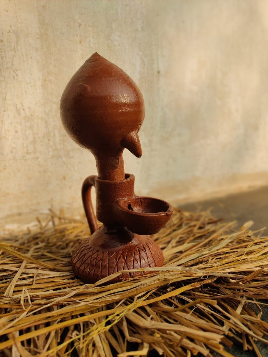NITIAayog's tweet photo. Magical Lamp from #AspirationalDistrict Kondagaon, Chhattisgarh! 

National Award nominee Ashok Chakradhari has designed a special oil lamp that automatically refills oil and keeps the diya 🪔 burning for an entire day. 

A #MadeInIndia marvel! #Local4Diwali #AatmanirbharBharat https://t.co/v1veezg73N