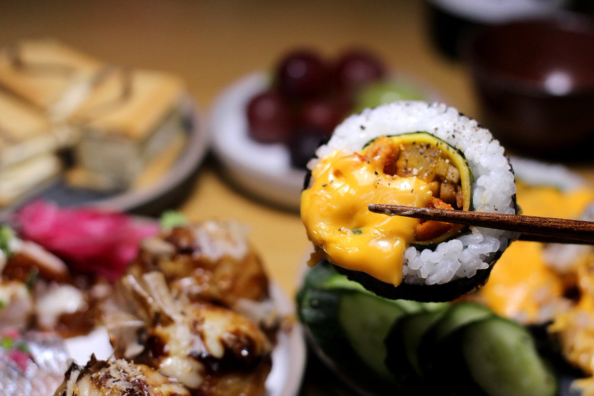 mapo_nongsusan's tweet photo. 이번주도 수고많으셨습니다 짝짝 .,
유난히 힘든 금요일이었으니
작은 술상 한번 채려볼까요,.
매콤한 어묵김밥은 치즈 올려 전자렌지 땡..
쿠크다스 세개는 절반씩 똑똑. .
엑설런트는 삼등분을 톡톡. ,
피곤할 적엔 단것 좀 먹어줘야지요 ., .
밥 챙겨먹어요 . .
행복하세요 .,저도 행복할게요 ,. . https://t.co/OLxbQlfA70