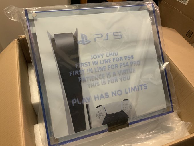 HAHAHA, a Sony enviou um PS5 para Joey Chiu (<a href="/Shinogu/">Joey Chiu</a>), o primeiro a comprar um PS4/PS4 Pro. Detalhe para a mensagem: Joey Chiu, primeiro da fila para o PS4,  primeiro da fila para o PS4 Pro. A paciência é uma virtude. Isso é para você! Boa Sony!