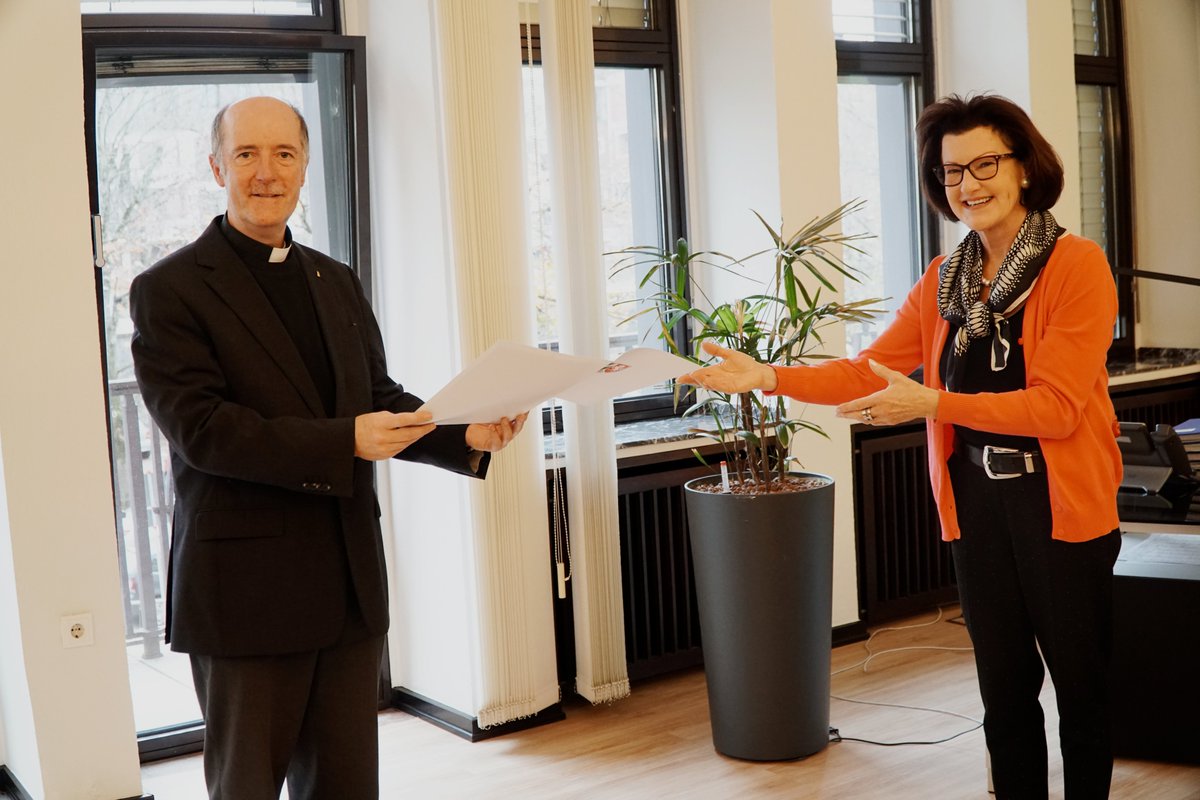 BezRegKoeln's tweet photo. Der #KölnerDom hat einen neuen Chef 

Monsignore Guido Assmann ist seit September der neue Kölner #Domprobst. Heute war er zum Antrittsbesuch zu Gast bei Regierungspräisidentin @GWalsken. https://t.co/kHdTMFdbdi