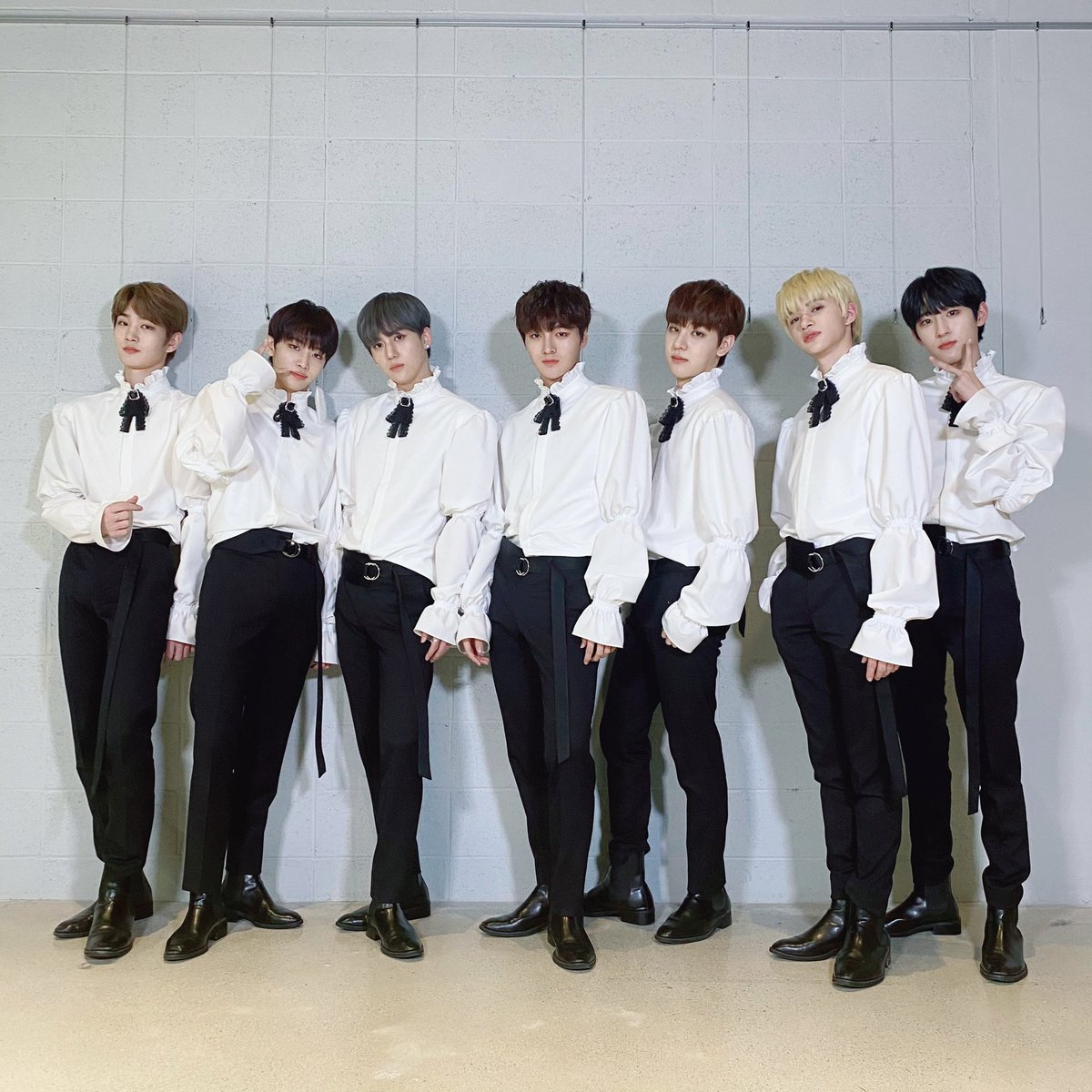 DRIPPIN's tweet photo. [📸] 20.11.13 Video Call Event🤍

다른 나라에 있어도 다른 언어를 사용해도
서로를 응원하는 마음은 같은 우리🤍
앞으로도 같은 마음으로 늘 함께해요😍

#DRIPPIN #드리핀
#Boyager #Nostalgia https://t.co/NfZcjIvP6m