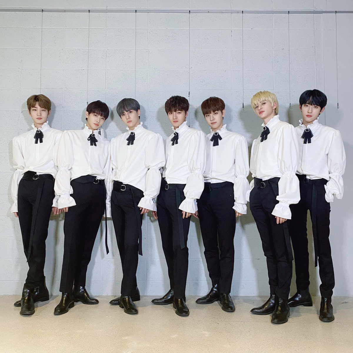 DRIPPIN's tweet photo. [📸] 20.11.13 Video Call Event🤍

다른 나라에 있어도 다른 언어를 사용해도
서로를 응원하는 마음은 같은 우리🤍
앞으로도 같은 마음으로 늘 함께해요😍

#DRIPPIN #드리핀
#Boyager #Nostalgia https://t.co/NfZcjIvP6m