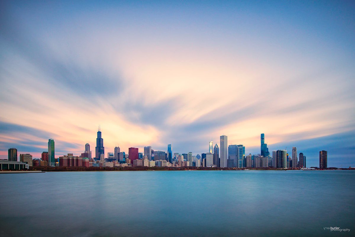 barrybutler9's tweet photo. Friday Flow.  This morning's Chicago start along the lakefront on Friday the 13th. #weather #news #ilwx #chicago https://t.co/xTlom7WAvA