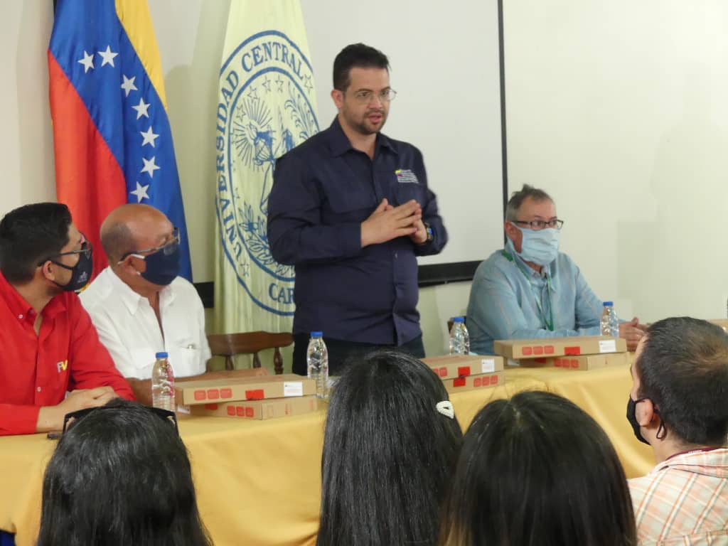 soyCesarTrompiz's tweet photo. #ARAGUA | En nombre del Pdte. @NicolasMaduro estuvimos en la #UCV fortaleciendo el Plan #UniversidadEnCasa a través de la dotación tecnológica a nuestro personal docente, la prosecución de la educación universitaria es solo posible en #Revolución .

 #OrgullosoDeSerChavista https://t.co/gj5UZLxgjC
