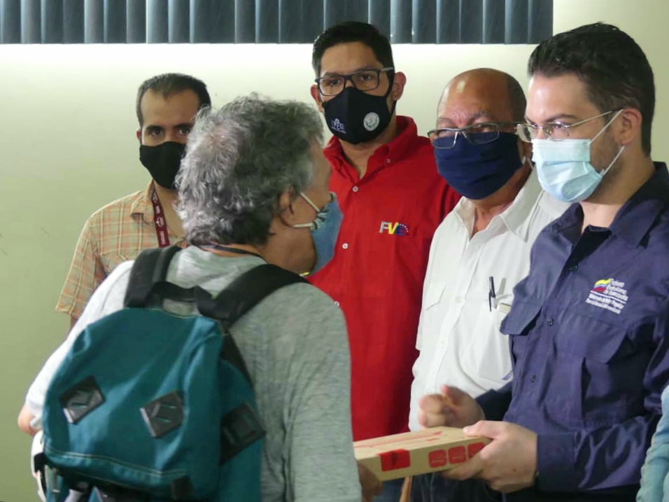 soyCesarTrompiz's tweet photo. #ARAGUA | En nombre del Pdte. @NicolasMaduro estuvimos en la #UCV fortaleciendo el Plan #UniversidadEnCasa a través de la dotación tecnológica a nuestro personal docente, la prosecución de la educación universitaria es solo posible en #Revolución .

 #OrgullosoDeSerChavista https://t.co/gj5UZLxgjC