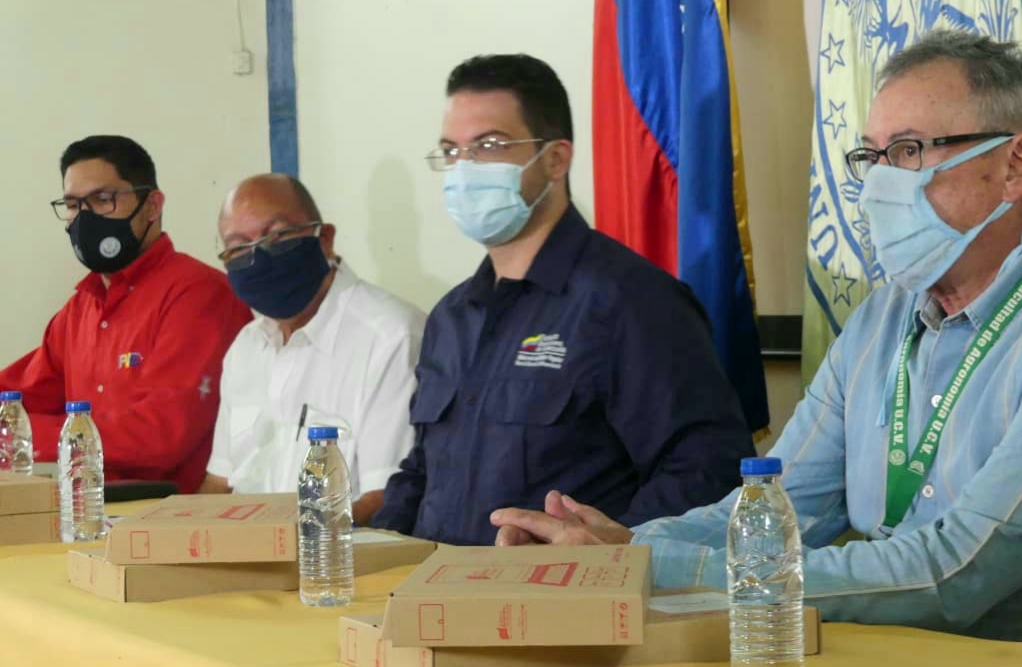 #ARAGUA | En nombre del Pdte. <a href="/NicolasMaduro/">Nicolás Maduro</a> estuvimos en la #UCV fortaleciendo el Plan #UniversidadEnCasa a través de la dotación tecnológica a nuestro personal docente, la prosecución de la educación universitaria es solo posible en #Revolución .

 #OrgullosoDeSerChavista