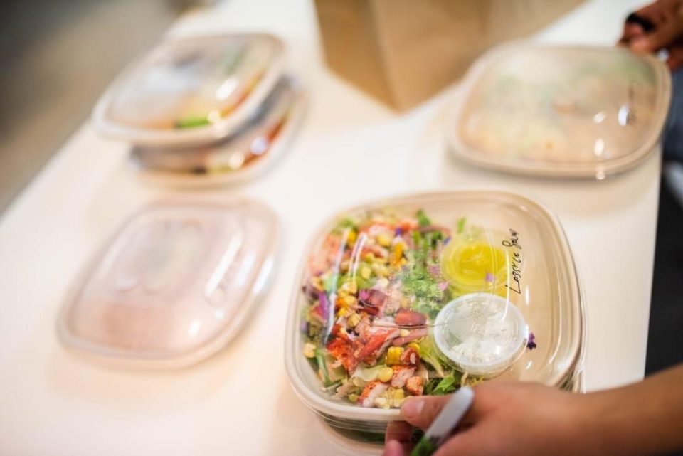 Takeout has been a lifeline for local restaurants this year. Check out the sustainable efforts local restaurants and communities are implementing to reduce the environmental impacts of takeout waste.
5280.com/2020/11/how-lo…