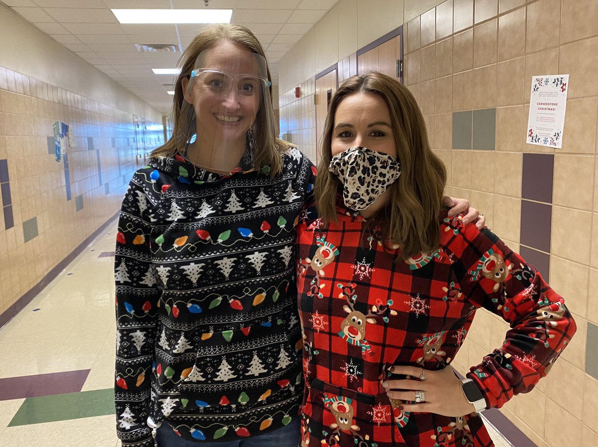 Courtlangdon's tweet photo. It isn’t too early to be festive!!! Just maybe too warm... #78degrees @LisaWil88 @ProsperRogersMS #strongertogether https://t.co/fmQqwH5jqa