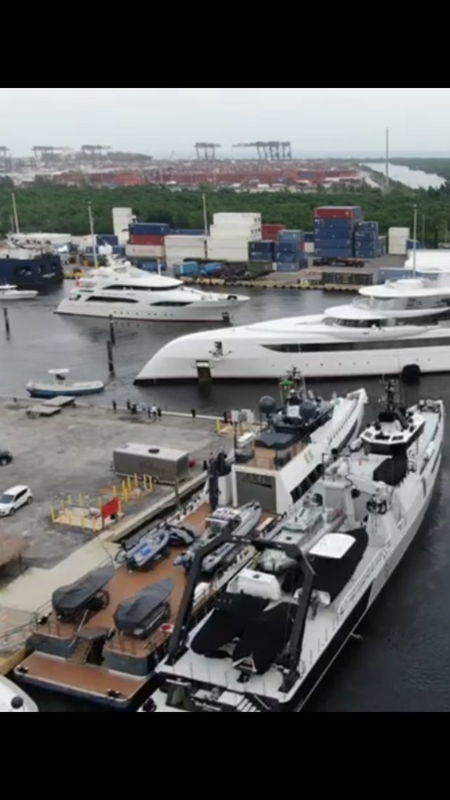 murrayandassoc's tweet photo. A few shots of the @damen Support Vessels Axis and AD-VANTAGE, rafted up at Dania Cut.  
.
@Carl_A_Allen
.
Axis refit designed by Murray &amp; Associates.
.
#navalarchitect #marineengineer #YachtSupport #superyachts #yachtdesign https://t.co/N6HtbQvNYb