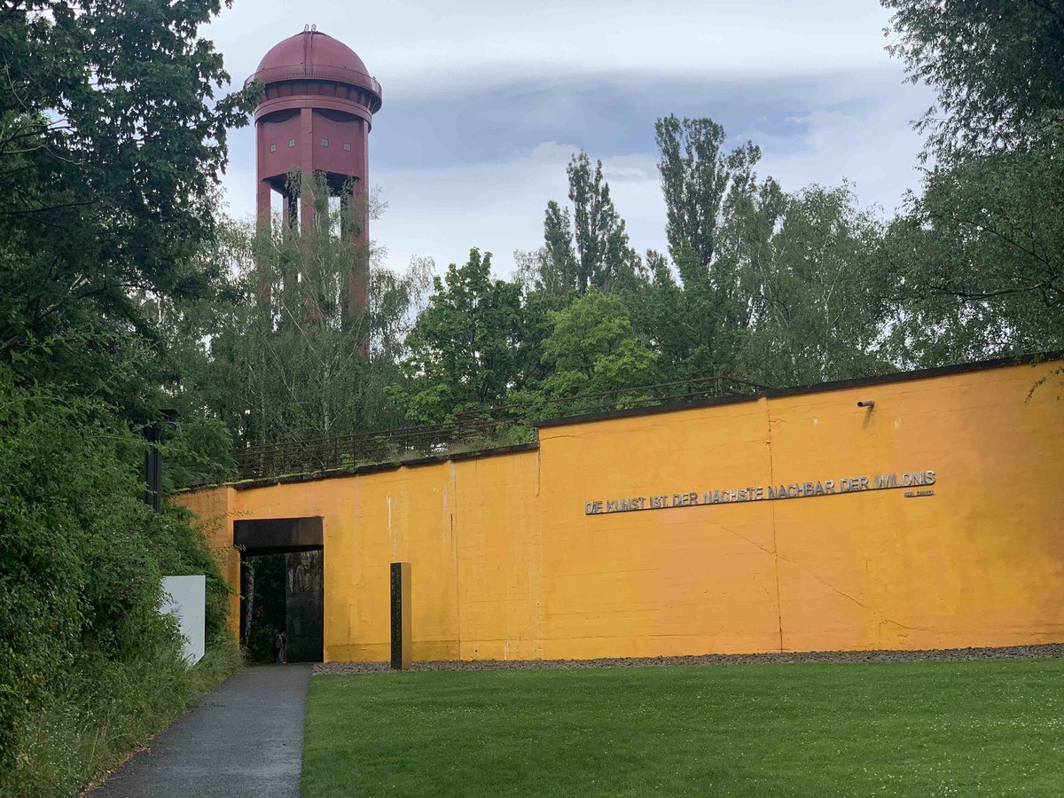 ChernoJobatey's tweet photo. Natur-Park #Südgelände. Früher riesiger Rangierbahnhof, heute bahnbrechende Natur &amp; Kunst. Mein #LostPlaces-Tipp fürs Wochenende. Und ihr?👀

#Berlin’s ‘Südgelände‘: The old #marshallingyard is a great mix of wild #nature #art &amp; decaying railway. My lost place for the weekend.👀 https://t.co/N7YSiaR8nG
