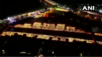 timesofindia's tweet photo. Earthen lamps lit on the bank of River Saryu in Ayodhya as part of '#Deepotsava'

(ANI) https://t.co/BSPzxGUnRP