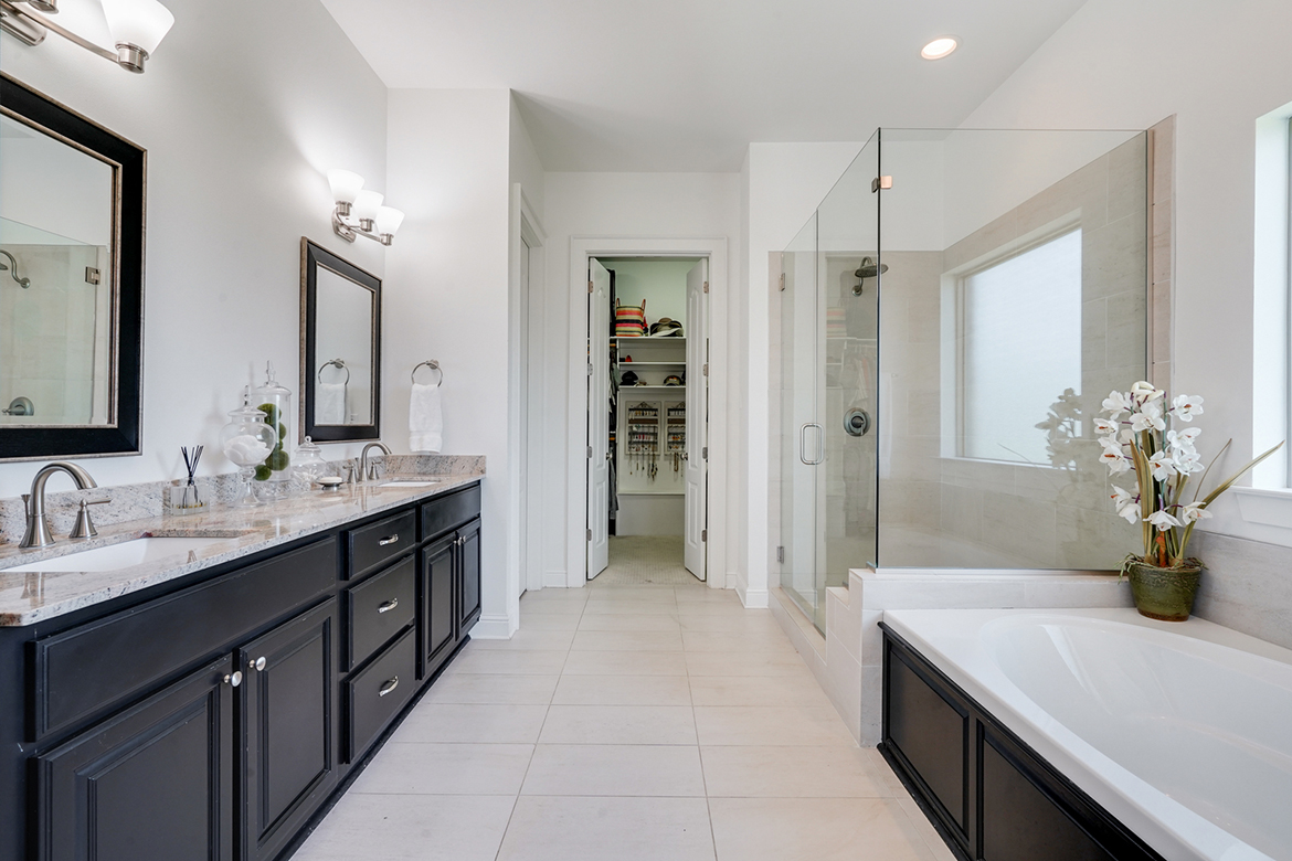 thekellywgroup's tweet image. So Many Amazing Bathroom Amenities Are Included in This Estate Home at 805 Green Leaf Circle - Which One Is Your Favorite? #2020FallTour on Sunday, November 15th at 11AM!  ow.ly/n2CU50Cf0KA