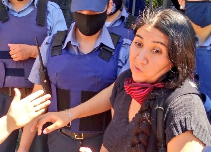 Periolance's tweet image. La foto de la subjefa de la @policiarionegro dándole un #sopapo a una referente mapuche es apócrifa.
