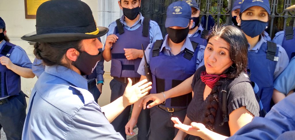 Periolance's tweet image. La foto de la subjefa de la @policiarionegro dándole un #sopapo a una referente mapuche es apócrifa.