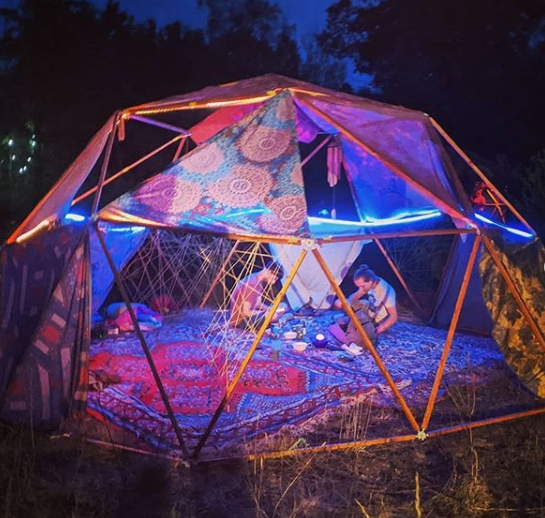 buildwithhubs's tweet photo. This weeks #domedone is this chilled-out pop-up dome used for bodycasting workshops by @moulagesintimes. The picture is from Coucool Festival last year. They chuck a tarp on top for more privacy or rain protection and we love the patchwork feel of the covering. https://t.co/mZwBlzE9eS