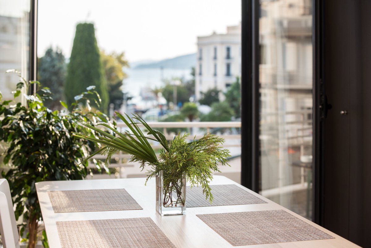 TrocEasy's tweet photo. L'émotion heureuse d'une personne se fait par son entourage, avec le côté social pour la famille, l'argent pour éviter les dettes et surtout une très belle vue dans son habitation 🎋🌳🏚️

Il suffit de chercher dans votre maison une fenêtre, pour profiter de l'air et du paysage😇 https://t.co/EQkt66ER95