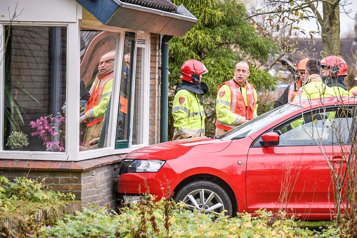 Auto tegen woning in Leens -..