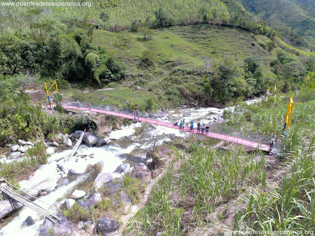 puenteros's tweet photo. Nos alegra sentir más cerca a 45 familias con la puesta en servicio de un nuevo puente construido entre todos. @GobAntioquia @DapardAntioquia @pnudcolombia @FuerzaAereaCol #CACOM5 @puenteros #puente #bridge #puentecolgante #suspensionbridge https://t.co/y2bfT08Is1
