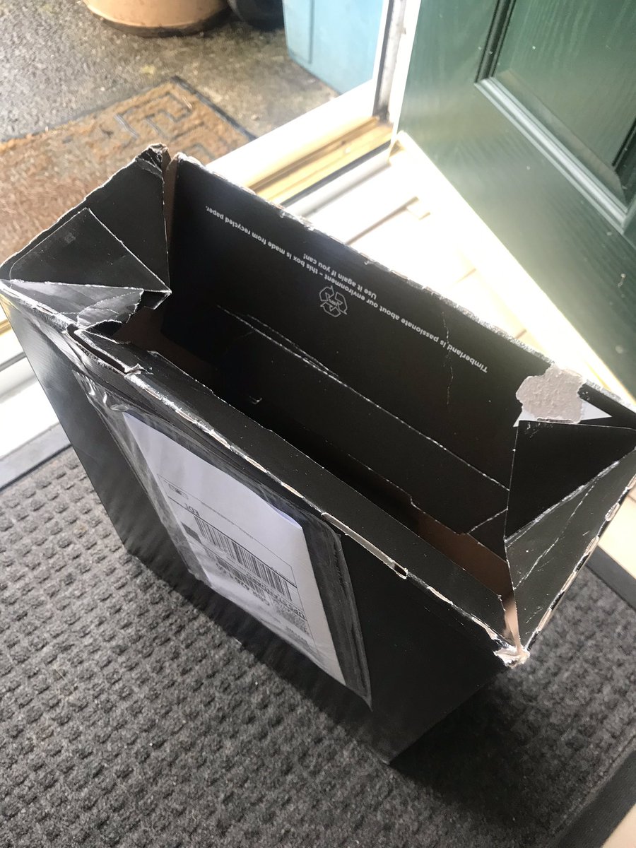 retweetter_'s tweet photo. I cannot believe @Timberland sent a box to my house, this damaged, loosing a boot and their costumer service won’t even get back to me ‼️
PLEASE RETWEET https://t.co/4dTxAoaSlQ