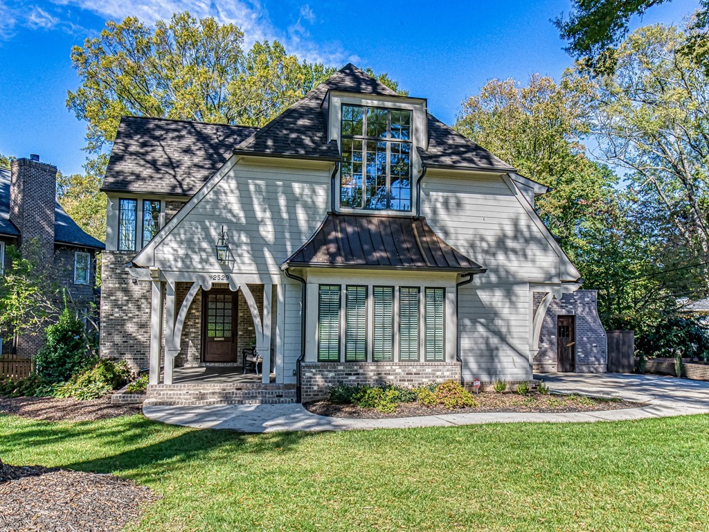 Hot Homes: 10 Houses for sale in Charlotte starting at $225,000. Thank you Charlotte Agenda for featuring Lisa Emory's 2529 Cornell Avenue, Charlotte, NC in Cotswold! charlotteagenda.com/239377/hot-hom…