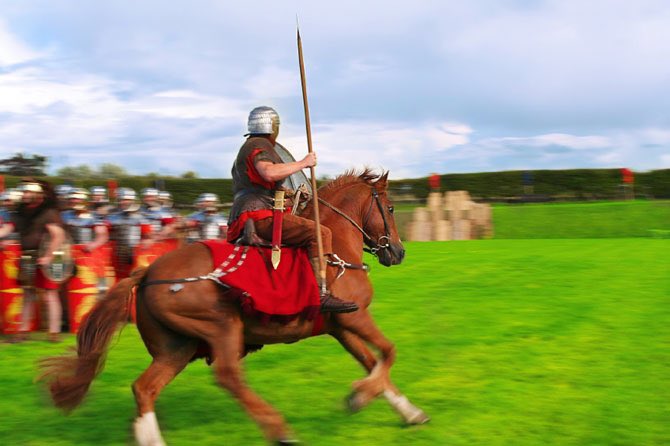 La brillante carrière militaire de Pertinax lui permet d’effectuer une ascension sociale et politique fulgurante : tribun angusticlave de la legio VI victrix en Bretagne puis préfet d’une aile de cavalerie en Mésie, il finit par obtenir une procuratèle sexagénaire.
