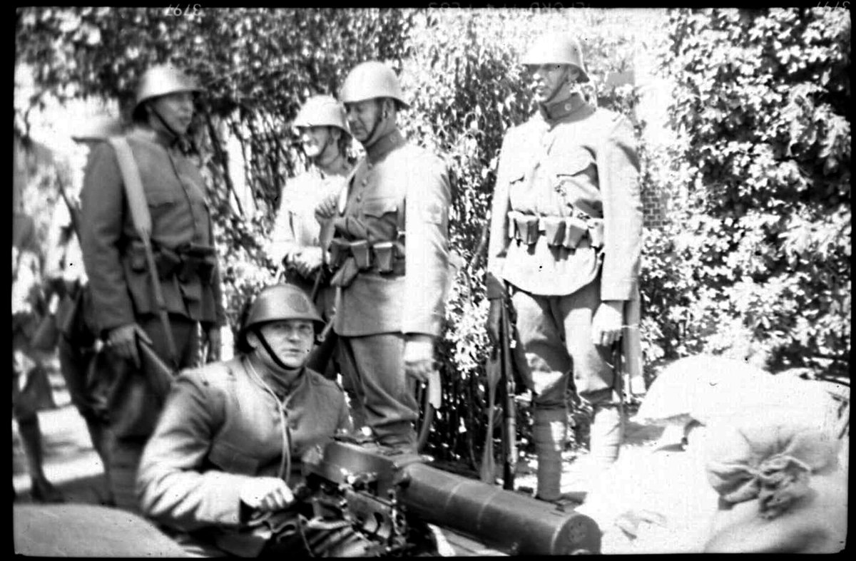 Dutch soldiers setting up a machine gun post during the mobilisation of 1940.
