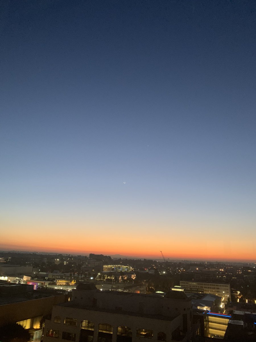 TPalmerMusic's tweet photo. Besides being tired sunrises make it worth being up early- so beautiful ❤️ #SantaMonica #sunrise #naturelovers https://t.co/W6Wo79DHDm