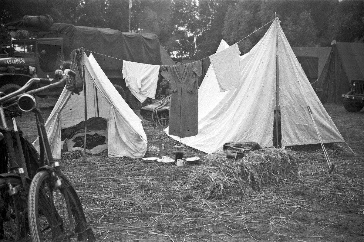 This is how I live at such events, no modern bed hidden in the tent, sleeping on straw.