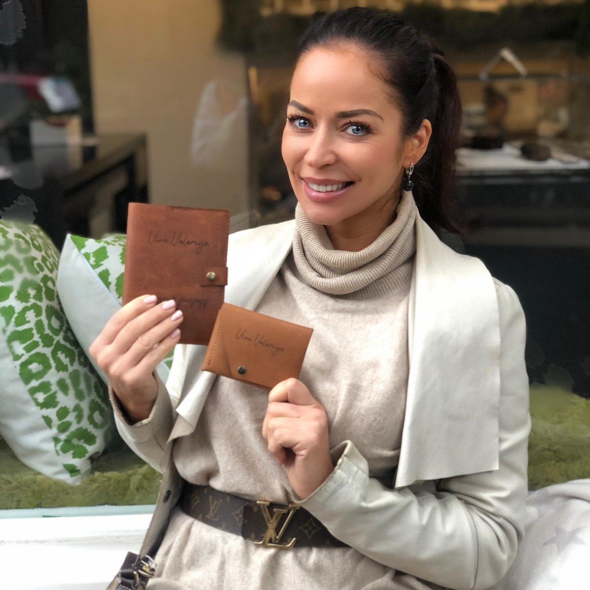 CreativeUseofTe's tweet photo. Voor Viva Valeriya hebben we een leren notitieboekje en portemonnee gegraveerd met haar logo. Supermooi resultaat ! 
https://t.co/yzUCCq5CaH

#specialgift🎁 #leatherhandmadenotebook  #giftideas #giftidea #journal #planner #stationeryaddict #sketchbook

( #📷 @valeriyavergunova ) https://t.co/Tn1HyYK3pY