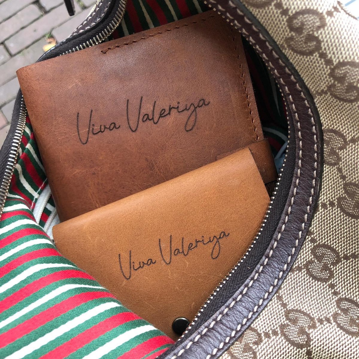 CreativeUseofTe's tweet photo. Voor Viva Valeriya hebben we een leren notitieboekje en portemonnee gegraveerd met haar logo. Supermooi resultaat ! 
https://t.co/yzUCCq5CaH

#specialgift🎁 #leatherhandmadenotebook  #giftideas #giftidea #journal #planner #stationeryaddict #sketchbook

( #📷 @valeriyavergunova ) https://t.co/Tn1HyYK3pY