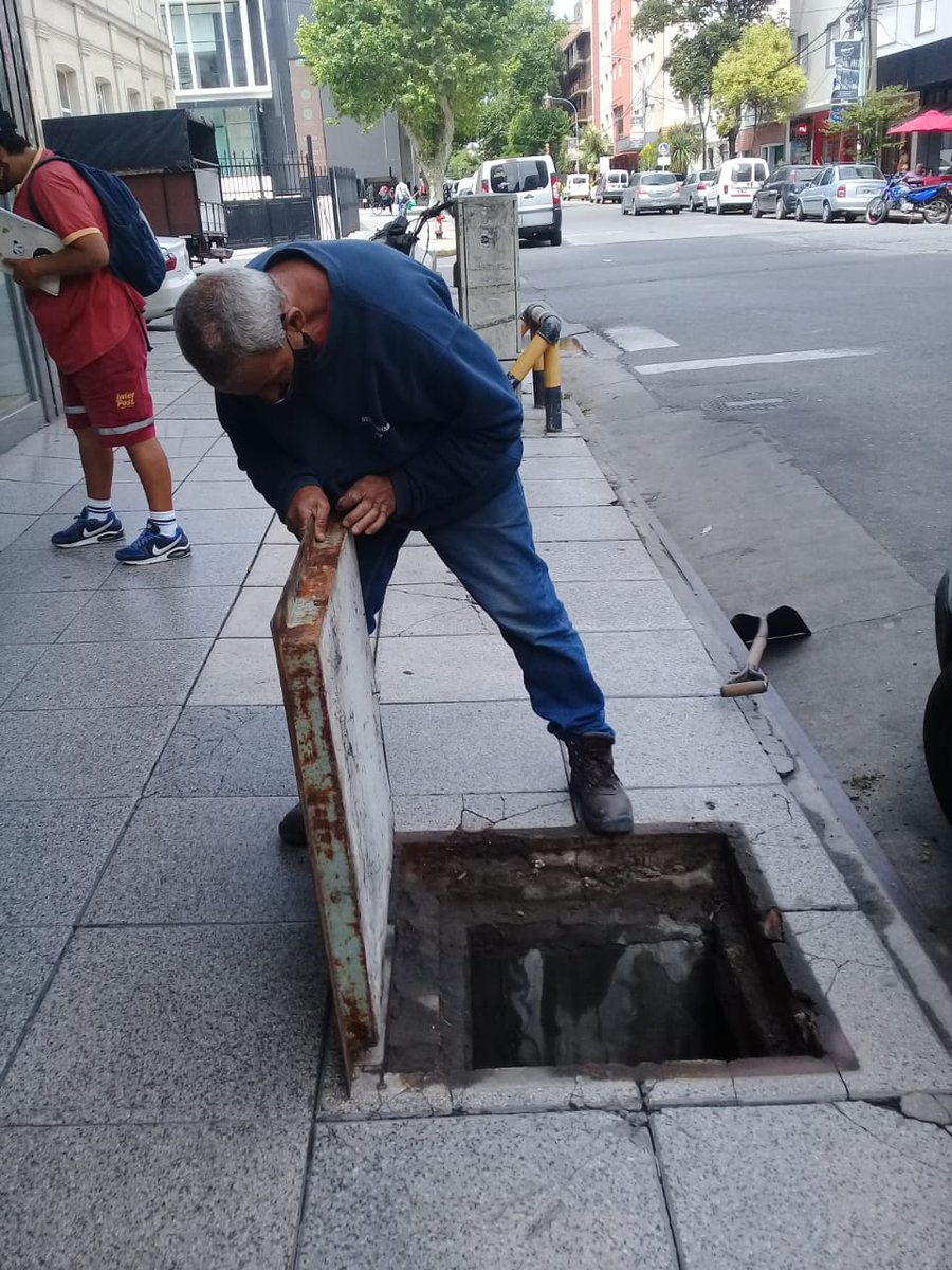 PRENSAOSSE's tweet photo. 🔰 #VTerminal Este viernes intervenimos con mejoras sobre el sistema pluvial en el barrio.
✅ En sector de Alberti y Las Heras repusimos tapas de cámaras y despejamos de residuos las bocas de acceso para un correcto escurrimiento del agua de lluvia ✔️ https://t.co/LEPcVV8iOL